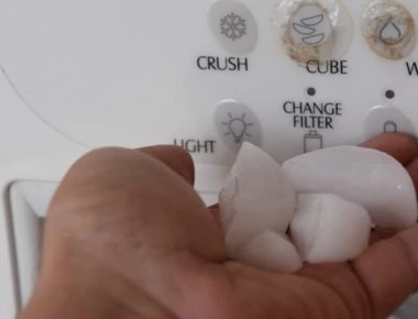 Κίνδυνος από τα παγάκια που φτιάχνει το ψυγείο – Τι πρέπει να ξέρετε!